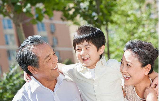 重阳思乡丨执子之手，携老同行，就像小时候他们牵着你一样！