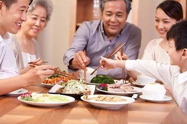 重阳思乡丨执子之手，携老同行，就像小时候他们牵着你一样！