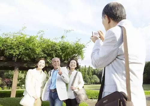 重阳思乡丨执子之手，携老同行，就像小时候他们牵着你一样！