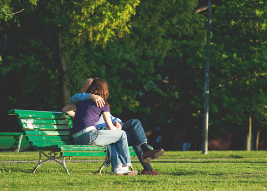 梦见和别人接吻-梦见别人接吻是什么意思 有什么预兆原版周公解梦