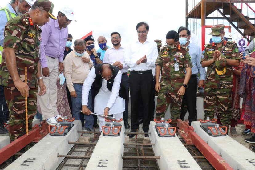 孟加拉国铁道部部长bob外围平台蒂姆乘坐轨道车视察孟加拉国铁路项目二司四工区无砟轨道工程建设情况