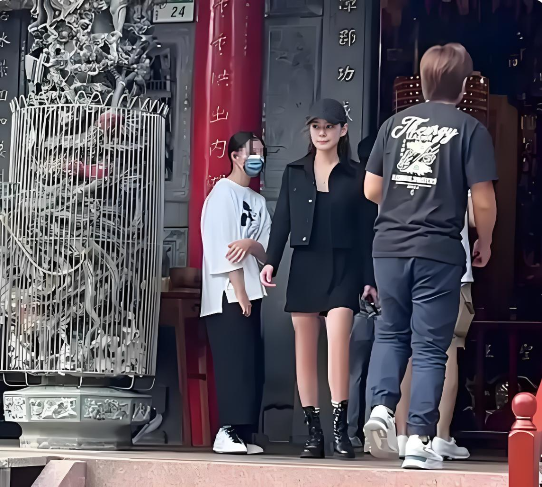 大S去世后小玥儿首露面，与汪小菲爬山开怀大笑，爸爸后妈轮流牵手成团宠，一切都过去了