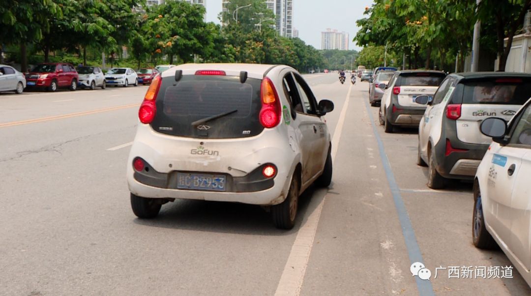 共享汽车“坟场”？大量闲置占用停车位 方便吗？