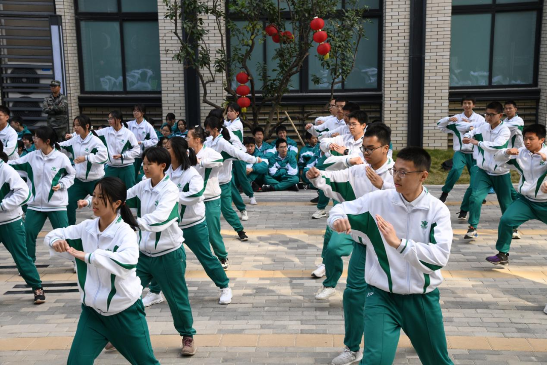 青春,在韶光中挥洒!——广州市培英中学云城校区军训结营