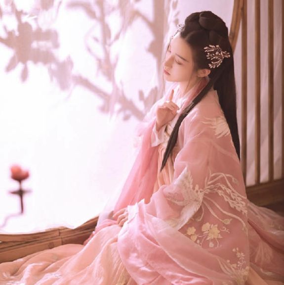 双下巴的人有晚福？走路姿势是这样的人，大富大贵！