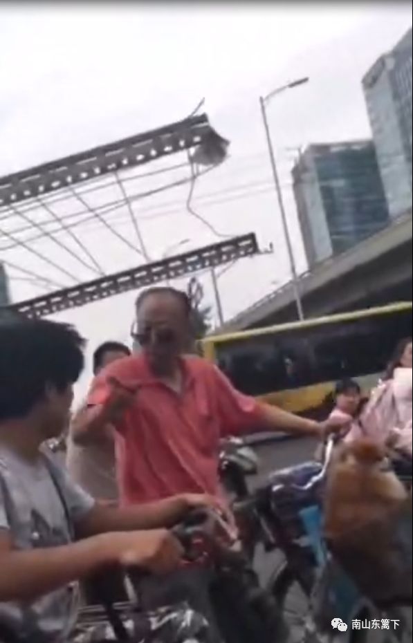 撞人了就应该立马道歉，这小伙子真替外地人丢脸