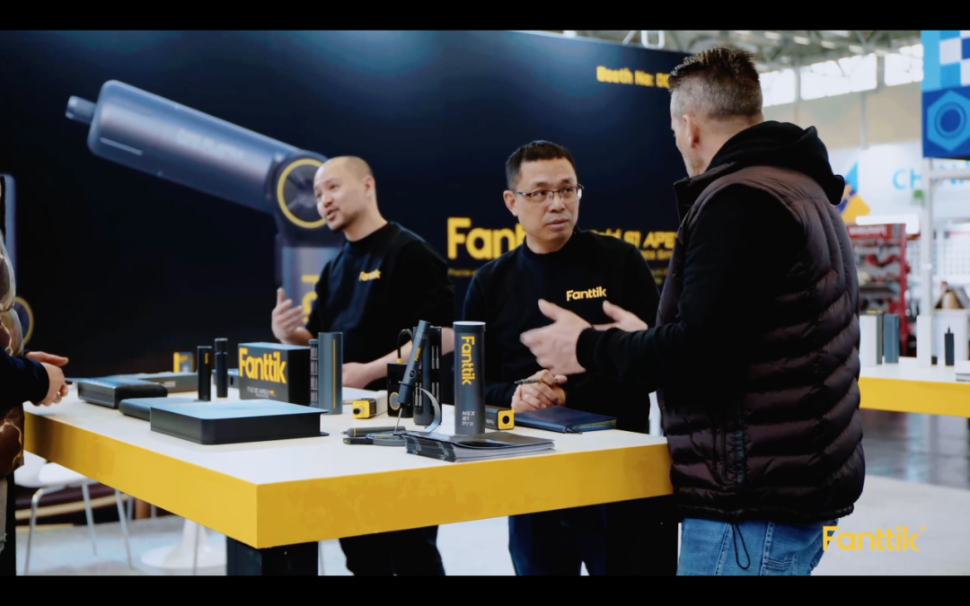 工作人员在Fanttik展架前为客户介绍商品功能