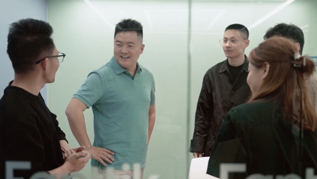 杜波（左二）与团队日常开会