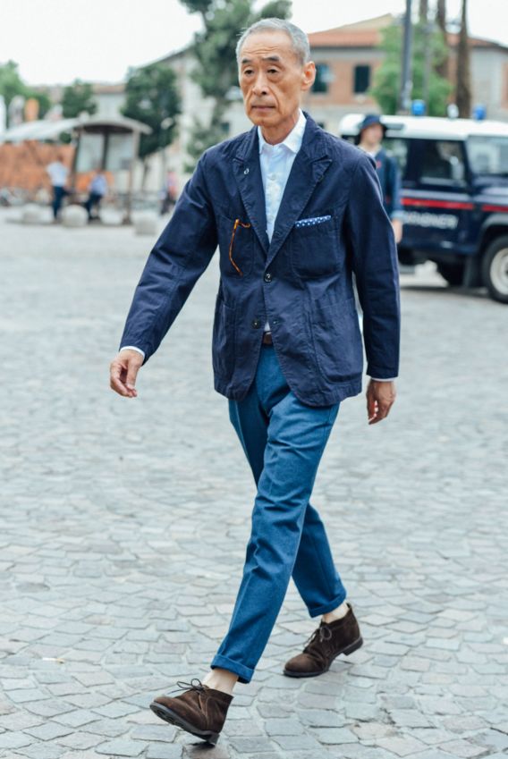 将裤腿挽起的穿法无比适合工装裤,当然也很适合沙漠靴.