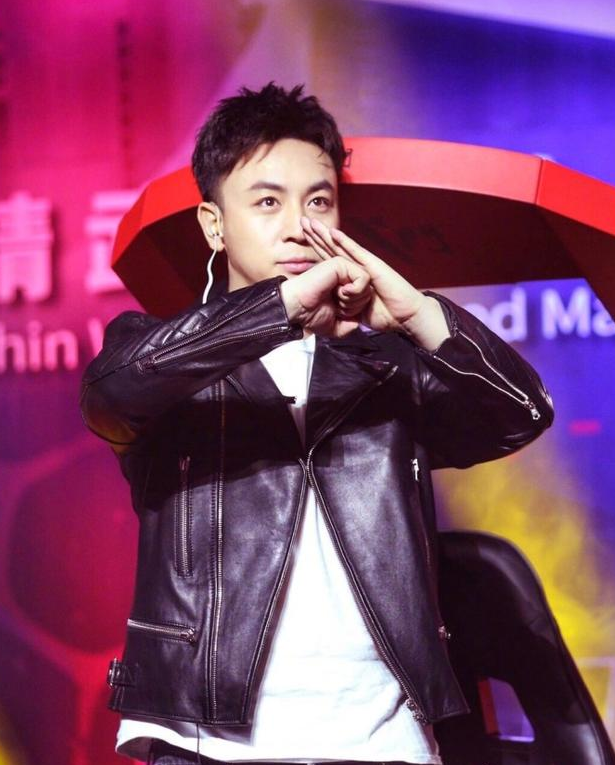 释小龙何洁分手11年后，一个身家过亿，一个捉襟见肘