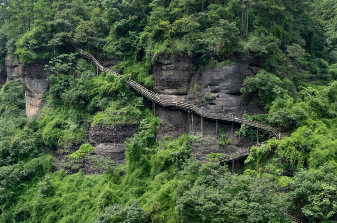 挂起碧窗相对处,满堂风色剑关秋.天梯石栈自相钩,造物玄功笔底偷.