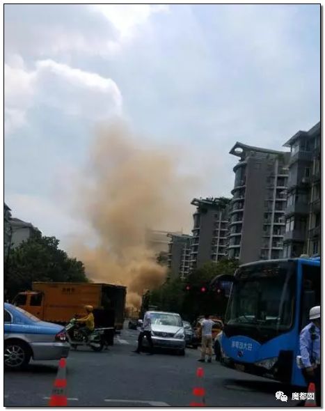 中国再爆路塌事故 少年救人坠入2次塌陷 爆燃（组图） - 41