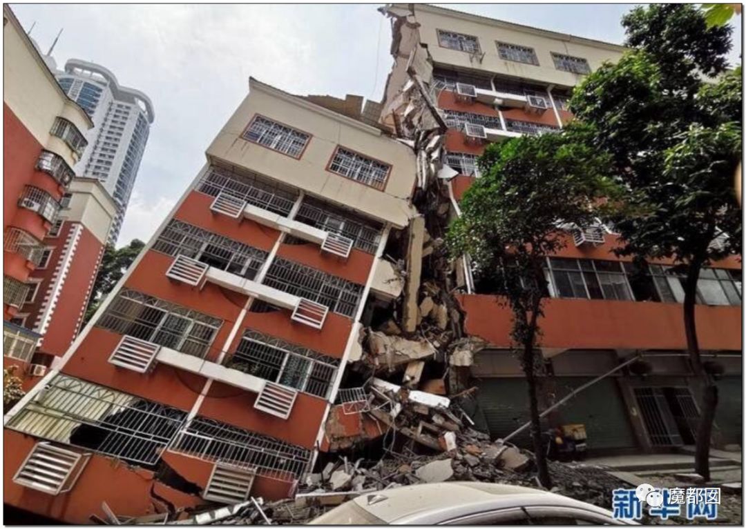 中国再爆路塌事故 少年救人坠入2次塌陷 爆燃（组图） - 46