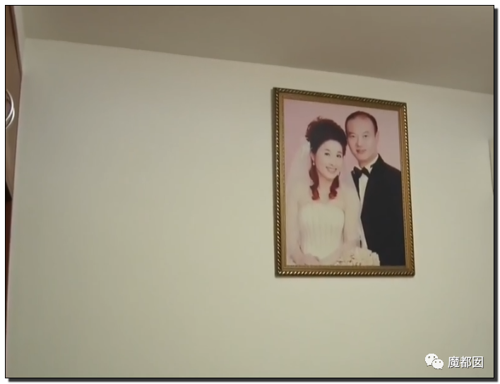 夫妻和睦,生活美满.这个就是失踪的来女士,52岁,这是她的全家福照片.