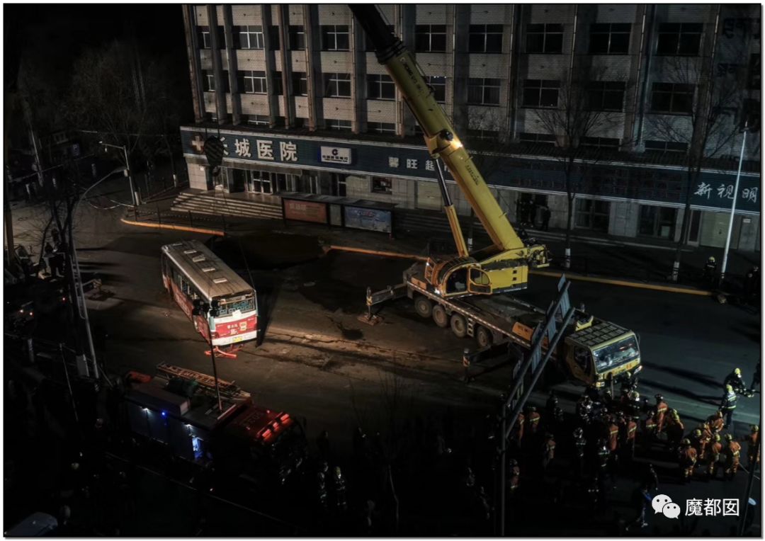 中国再爆路塌事故 少年救人坠入2次塌陷 爆燃（组图） - 64