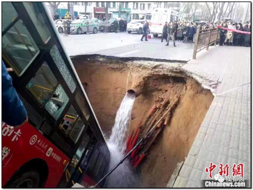 中国再爆路塌事故 少年救人坠入2次塌陷 爆燃（组图） - 37