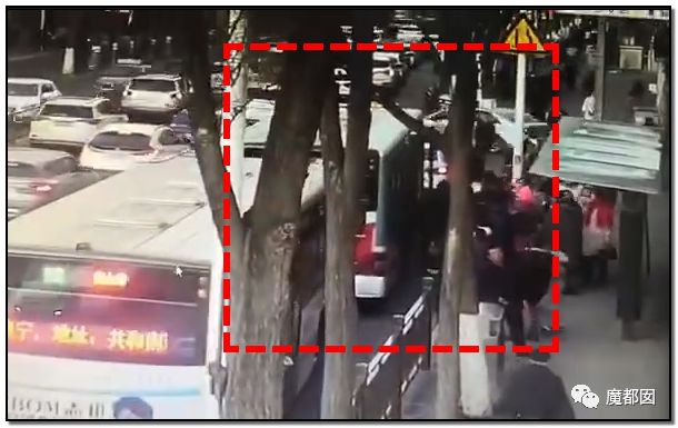 中国再爆路塌事故 少年救人坠入2次塌陷 爆燃（组图） - 4