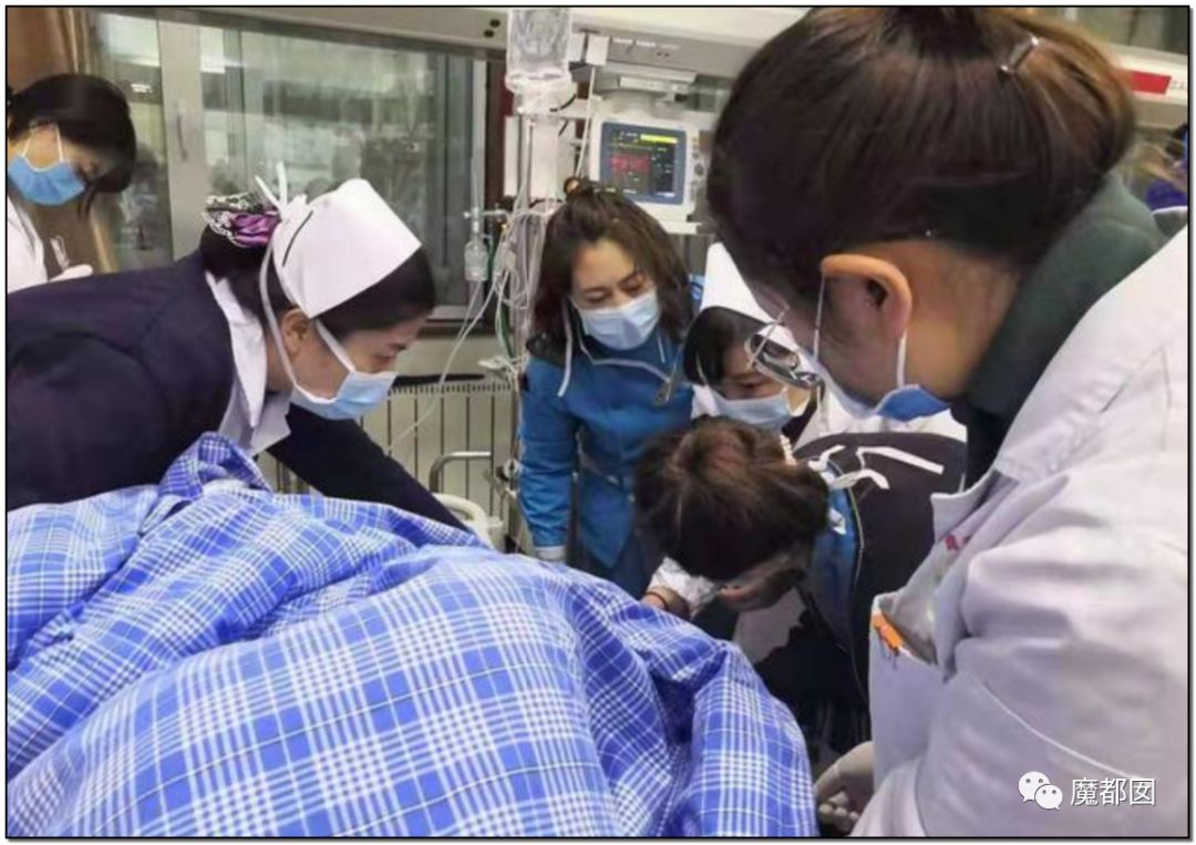 中国再爆路塌事故 少年救人坠入2次塌陷 爆燃（组图） - 66