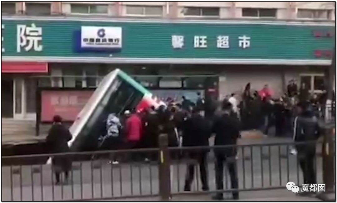中国再爆路塌事故 少年救人坠入2次塌陷 爆燃（组图） - 33