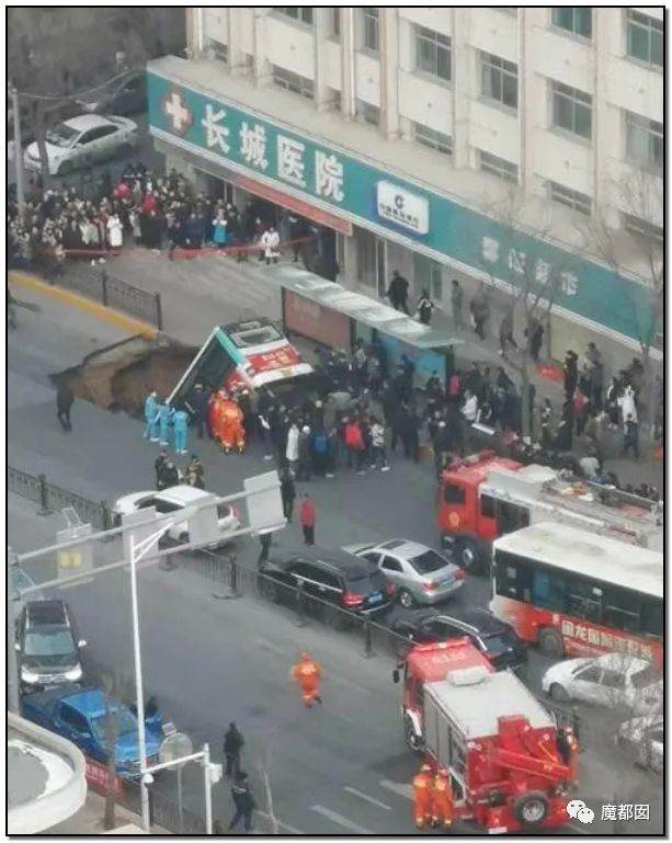 中国再爆路塌事故 少年救人坠入2次塌陷 爆燃（组图） - 38