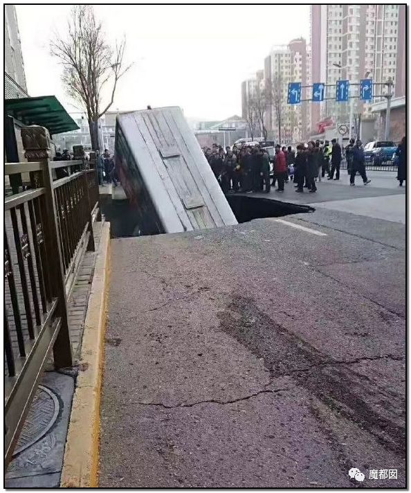 中国再爆路塌事故 少年救人坠入2次塌陷 爆燃（组图） - 36