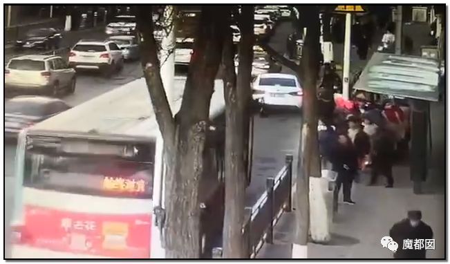 中国再爆路塌事故 少年救人坠入2次塌陷 爆燃（组图） - 2