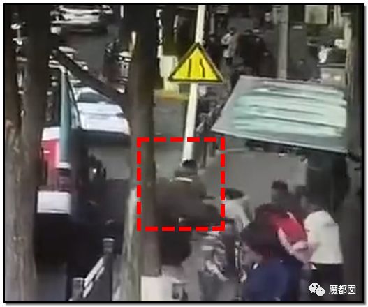 中国再爆路塌事故 少年救人坠入2次塌陷 爆燃（组图） - 8