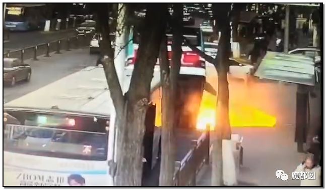 中国再爆路塌事故 少年救人坠入2次塌陷 爆燃（组图） - 19