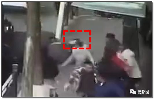 中国再爆路塌事故 少年救人坠入2次塌陷 爆燃（组图） - 10