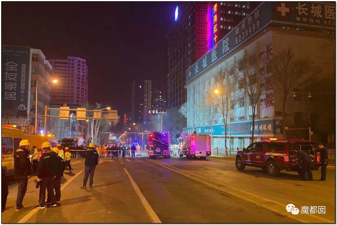 中国再爆路塌事故 少年救人坠入2次塌陷 爆燃（组图） - 39