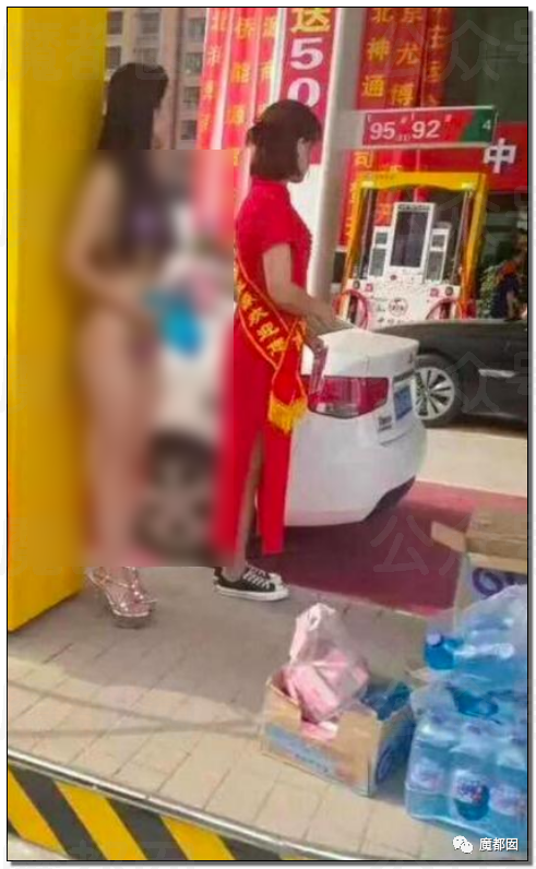 加油站惊现火辣性感比基尼美女宣传，引发网络爆议（视频/组图） - 32
