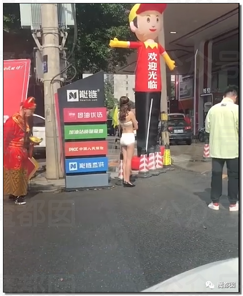 加油站惊现火辣性感比基尼美女宣传，引发网络爆议（视频/组图） - 38
