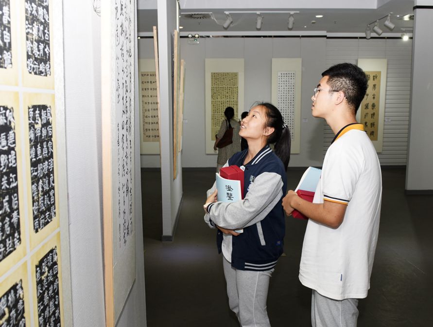 翰墨薪传礼赞新中国 江阴好少年笔歌墨舞茁壮成长