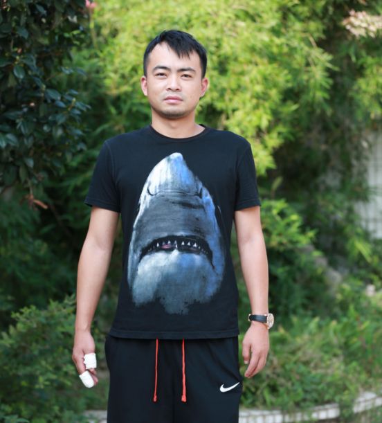 汽车坠河惊心动魄 顾山这位好汉砸窗救人