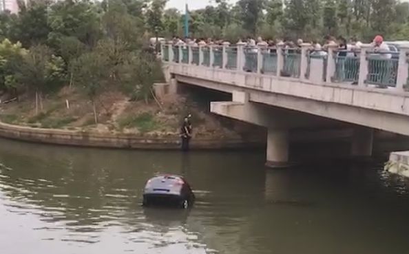 汽车坠河惊心动魄 顾山这位好汉砸窗救人