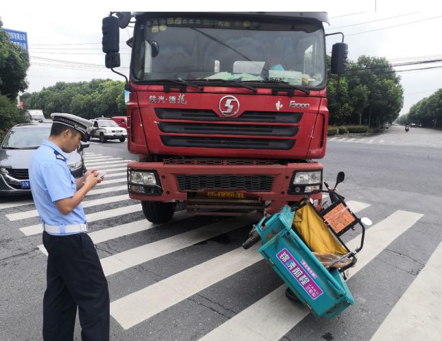 时间就是生命 紧急关头执法车秒变“救护车”