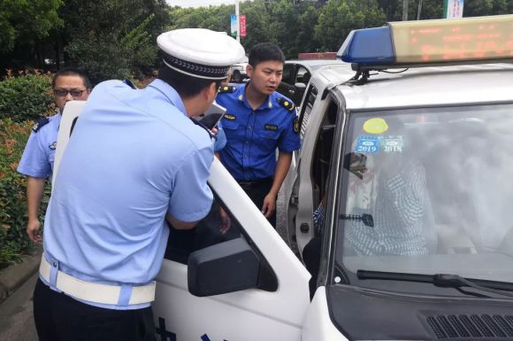 时间就是生命 紧急关头执法车秒变“救护车”