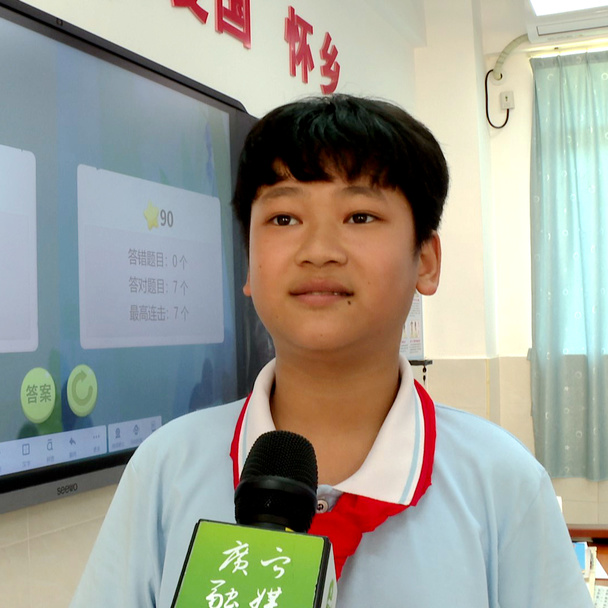 城东学校学生 鲍晓东:在宽敞明亮的教室里,谭灶贤老师正利用多媒体