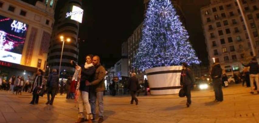 【社会】现实版《情深深雨蒙蒙》: 男子因情伤爬上Callao广场圣诞树...