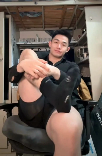 身高192大粗腿寸头帅哥主播，身着紧身短裤网友直呼挪不开眼