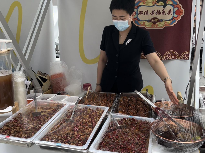 北京消失堂食32天：我在72万平的商场里摆摊儿卖兔头