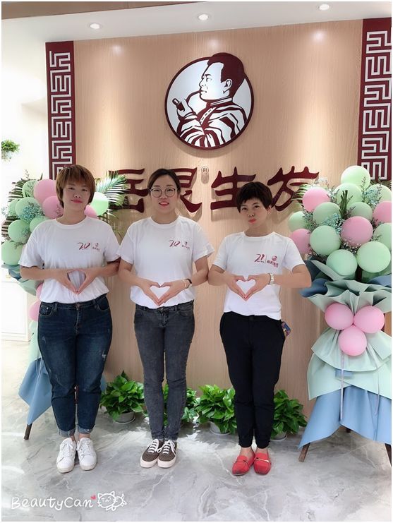 岳灵生发直营网红门店的小伙伴们