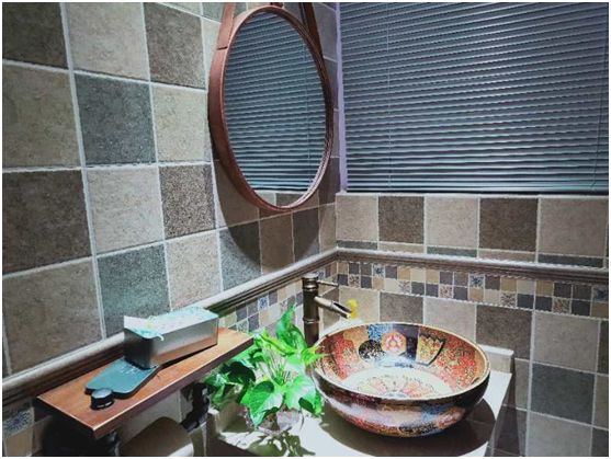 岳灵生发网红店洗手间