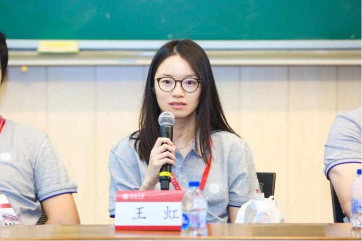 王虹在北大数学校友论坛期间参加师生交流会