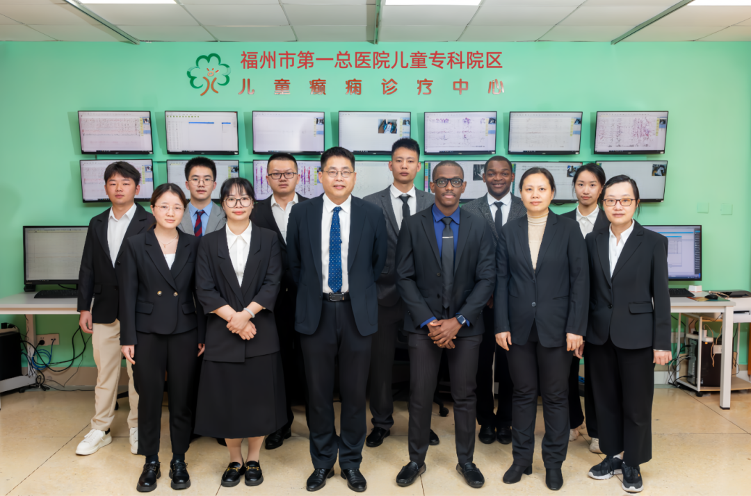 儿童癫痫诊疗中心合照（可上传公众号）.png