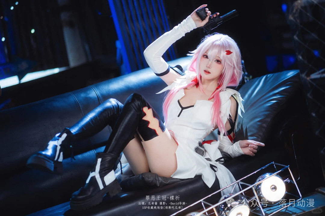 瓜希酱cos《罪恶王冠》楪祈，肉感腿子超吸睛，这身材也太顶了吧！