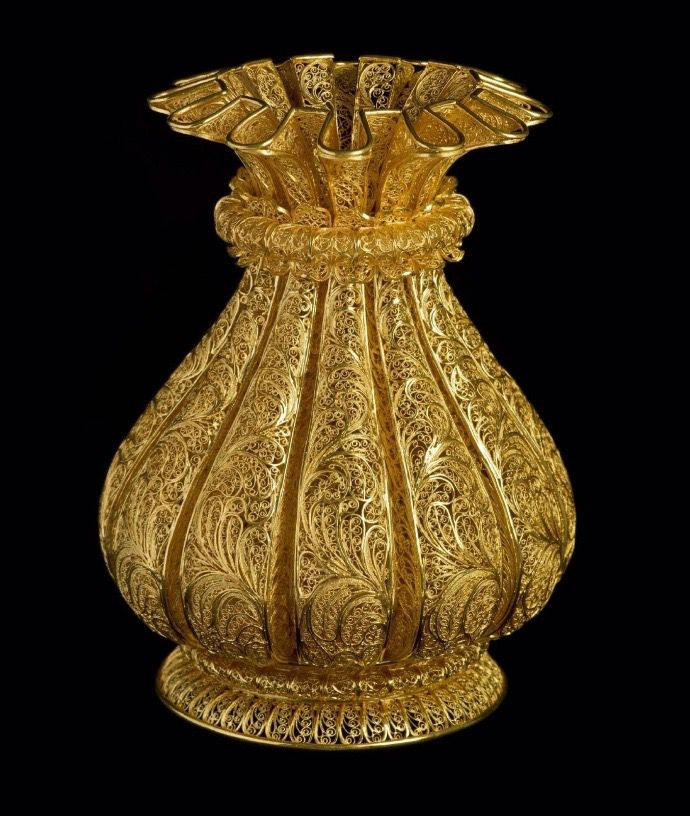 平攒就是将平面的花丝纹样连接在一起.