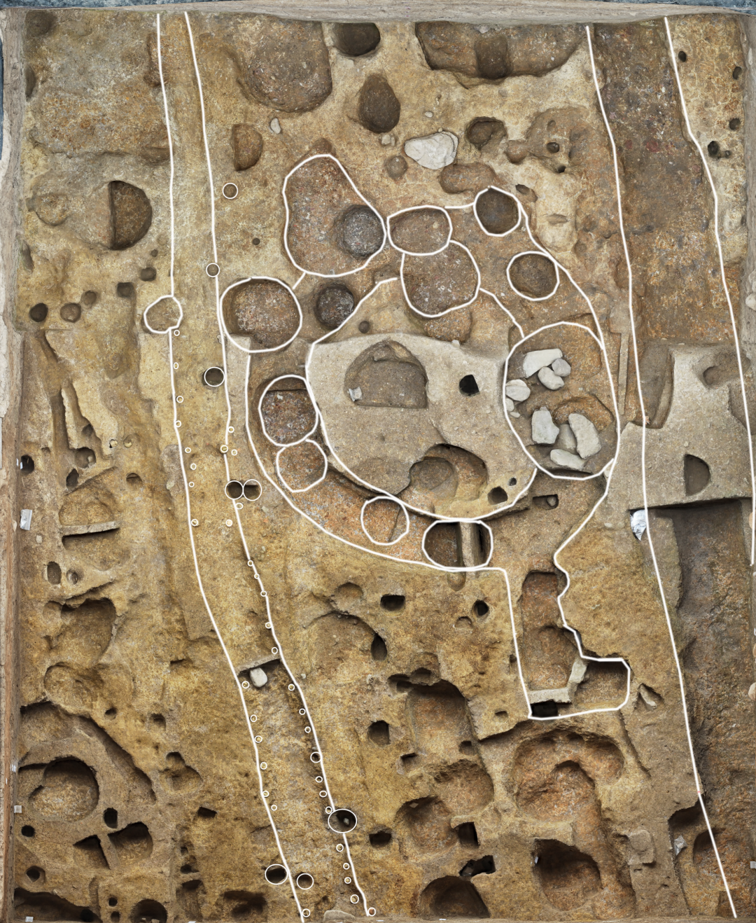 图5 圆形房址及东西两侧沟渠沟槽（上北下南）.png