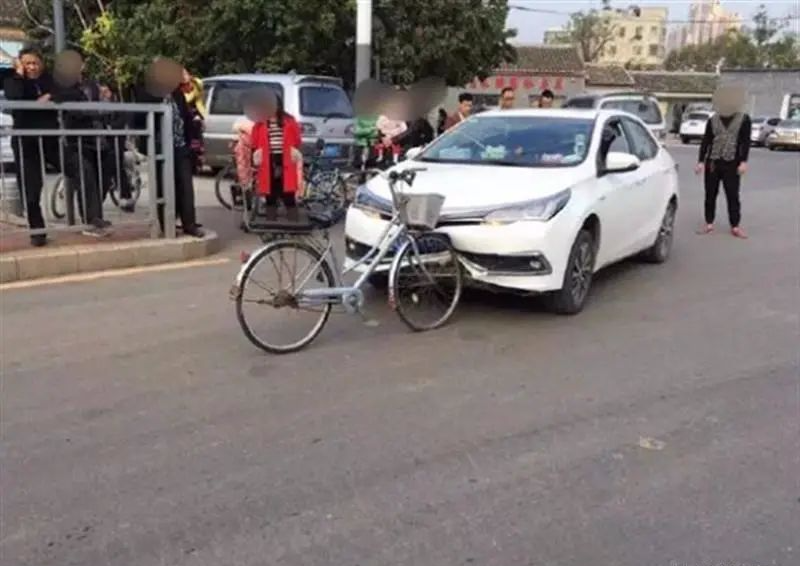 开车被撞，对方车主不愿赔钱怎么办？交警：新老司机都学着点！