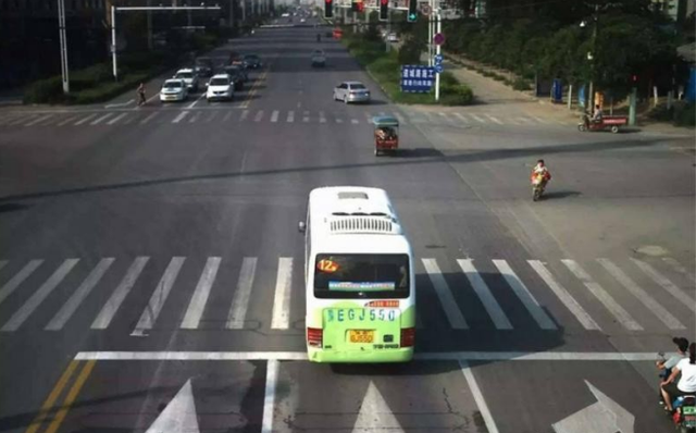 路上误闯了红灯，是该原地停车还是直接驶离？交警告诉你正确做法